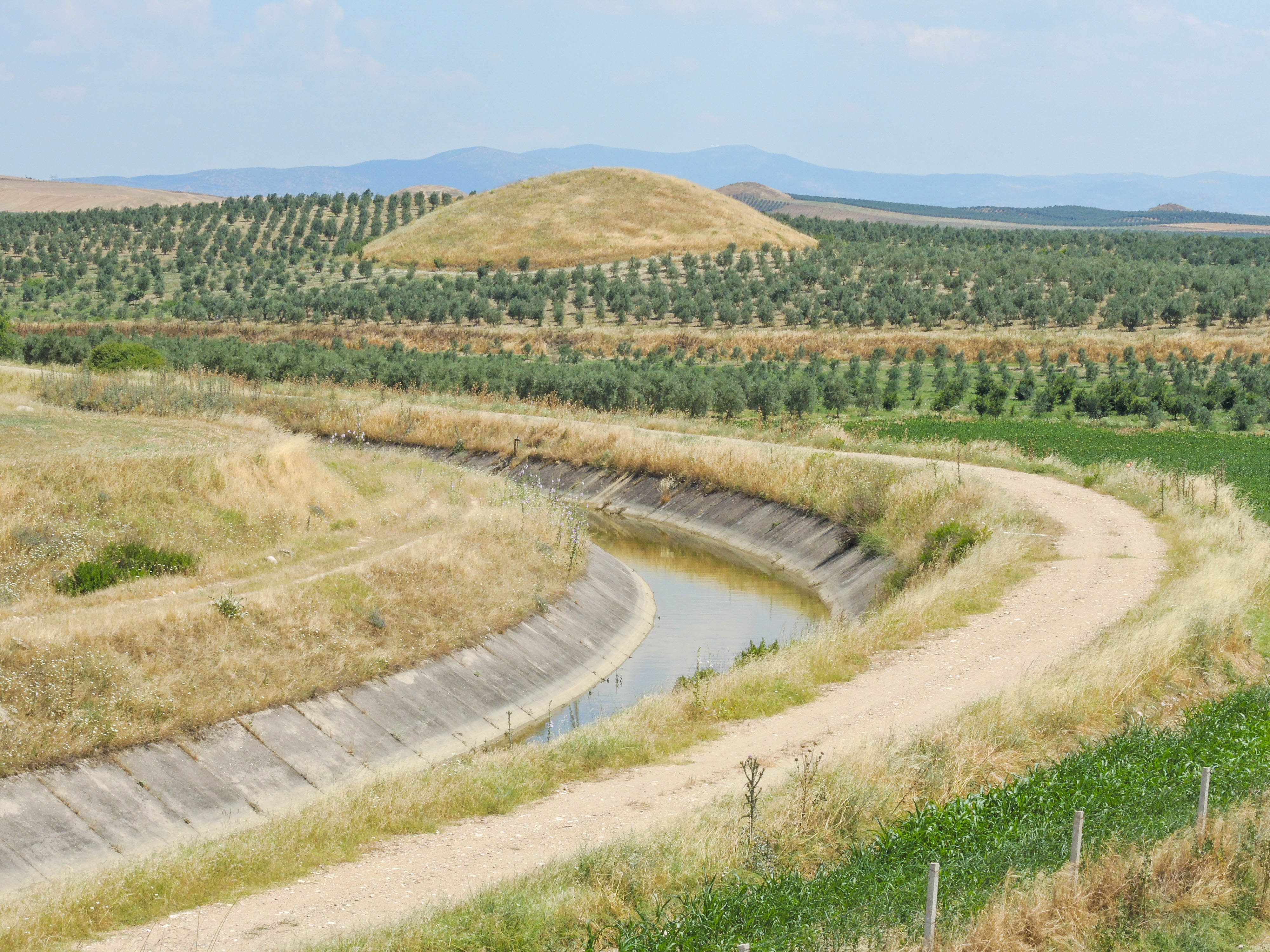 A Lydian Tumulus and its Entangled Neighbours:  Architecture in/as Stratified Ground
